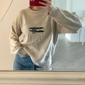 Stickad tröja - Säljer en stickad tröja. Vintage och unik med ett flygplan på, så gullig. Står strl L men passar även mindre, köpare står för frakt💗💗