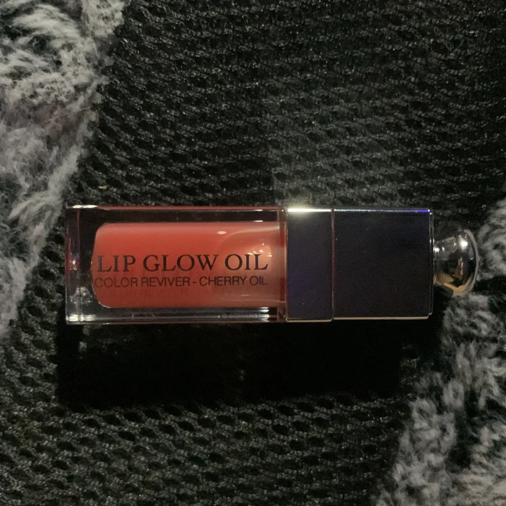 Säljer denna dior lip oil i färg Rosewood (012) eftersom att jag hade råkat beställa två av samma. HELT OANVÄND och ej testad alls. Dm för mer info. Övrigt.