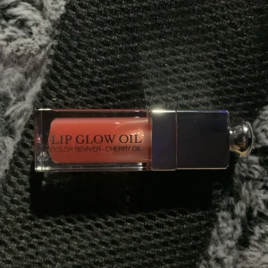 Dior lip oil - Säljer denna dior lip oil i färg Rosewood (012) eftersom att jag hade råkat beställa två av samma. HELT OANVÄND och ej testad alls. Dm för mer info