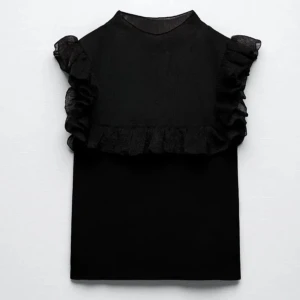 Zara volang topp - Säljer denna jättefina toppen från zara. Den är i fint skick och har lite mer ”genomskinligt” tyg på bröstet, (SKEIV privat för närmare bilder).❤️❤️