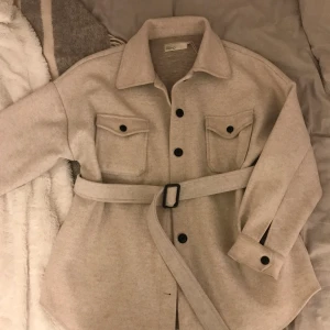 Kappa - En kappa från Nelly, använd få gånger och i mycket bra skick, säljer pga att den inte kommer till användning längre☺️