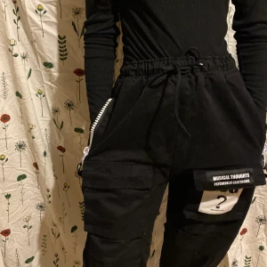 streetstyle byxor - svarta byxor med lite olika tryck på!