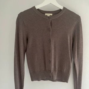 Kofta  - Fin brun kofta från H&M i stl xs. Knappt använd!  (Nypris 149kr)  Köparen står för frakt!