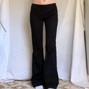 Lågmidjade kostymbyxor - Perfekta lågmidjade utsvängda svarta kostymbyxor, originellt från H&M! Står stl 38 men är som en S! Jag är 173 cm, midjemåttet är 78 cm och innerbenslängden 80 cm ❤️‍🔥