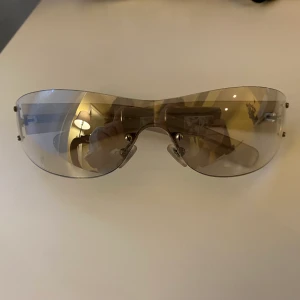 Giorgio Armani shield solglasögon - Shield glasögon från Giorgio Armani i secondhand skick ⭐️ köpta från Vestiaire Collective 🫶🏼 skriv innan köp!