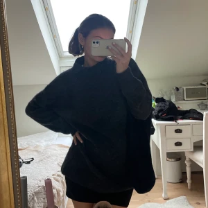 Stickad tröja från &otherstories - Snygg ”oversized” stickad tröja från &otherstories i mörkgrå!❤️