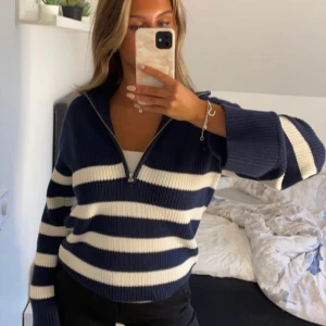 Randig stickad tröja - (första bilden är lånad❤️)Säljer min half zip up från bikbok. Stolek XS men skulle säga att dem är rätt overzize i storleken vilket jag gillar. (Köpt för 499kr)