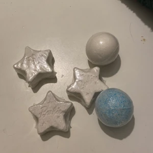 Badbomb - 40:-/st  Jätte fina, hudenblir mjuk , luktar jättegott inte mycket parfym 💓