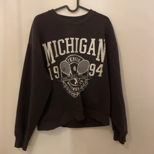 Gina  - Jag säljer min sweatshirt från Gina💞