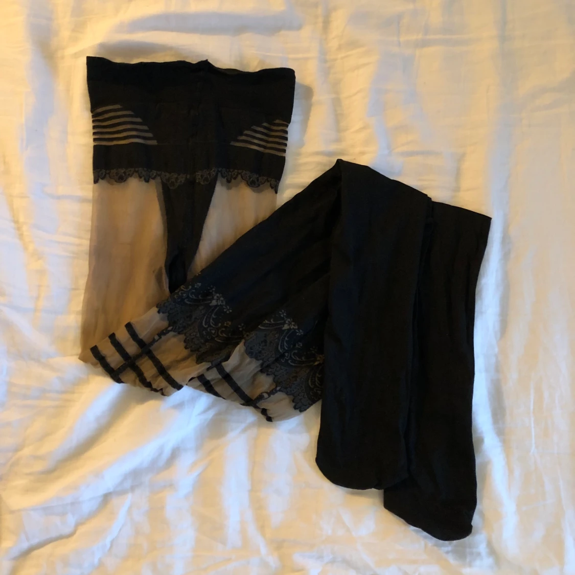 Strumpbyxor med spets- & strumpebandsmotiv