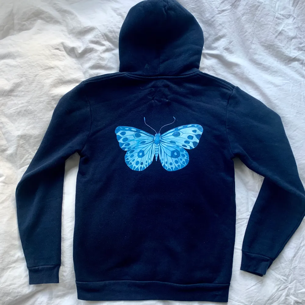Supernice mörkblå hoodie från The Cool Elephant med coolt fjärilstryck. Fint skick! Nypris 600 kr. Hoodies.