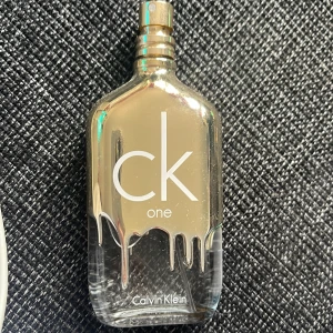 Calvin klein - Det är en full parfym Calvin klein Golden. Locket har jag tappat bort. Någon som skulle vilja ha?  Använt 1 gång bara