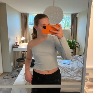 Blå tröja med en arm  - Säljer nu denna fina tröja med one sleve då den inte kommer till användning längre. Använd rätt så mycket, men ändå inga defekter. Skriv privat vid fler frågor eller ifall ni vill ha fler bilder🫶🏻