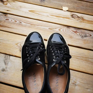 Lanvin skor - Tja! Säljer nu mina lanvin skor i svart färg. Skorna är i lovande skick men lite slitna nertill, det vill säga sulan samt heeldrag. Storlek 9, så passar 43/44. Nya modellen med beigt läder på insidan. Nya går för 4500 ungefär. Bud från 1800 och bin 2300.