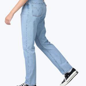 *Första bild lånad* säljer mina älskade Levis jeans i modell 501 då de tyvärr blivit för små. Jeansen är i väldigt bra skick 🌟 storlek W26 L30