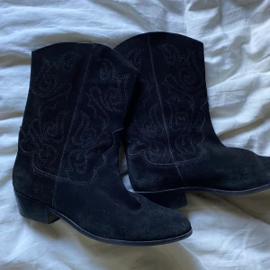 Boots  - Cowboy boots/ stövlar från mango i bra skick🥰