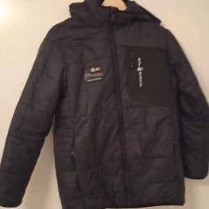 Sail Racing jacka - Sail Racing jacka för 800 kr(Köpt för 1500 kr) Nästan helt ny, använd 2-3 gångar endast. Den är i bra skick. Storlek 170 cm(Medium men passar som small) Pris kan prutas! Skriv om ni vill ha mer bilder👍🏼