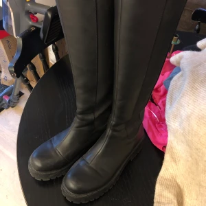 Höga boots  - Höga boots från monki