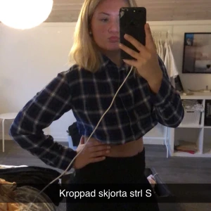 Byxa och två tröjor strl m och s - Oanvänt linne i strl S sedan blå skjorta i strl S och ett par byxor i strl M