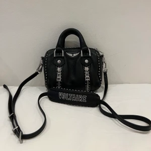 Zadig & Voltaire väska  - Nu säljer jag min zadig väska sunny nano. Äkta och i bra skick. Nypris 3099 kr. ⚡️⚡️