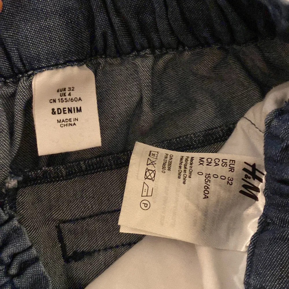 Snygg oanvänd mörkblåa straight loose byxor från H&M. Flowigt material ej denim. Ordpris 199kr. Jeans & Byxor.