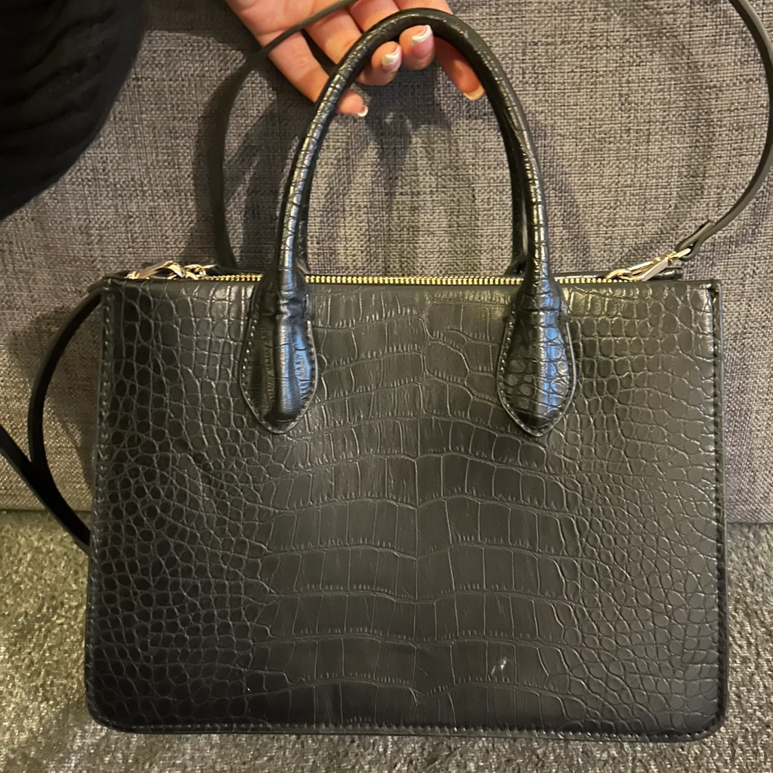 Svart väska i croc 
