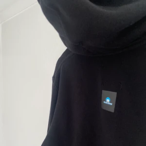 Hoodie  - En fin och skön Mona- Lisa hoodie från The cool elephant i storlek S. Köpte i Julas men aldrig fått användibg för den. Skicket är fortfarande i toppskick! (Nypris 599kr) Köparen står för frakt!