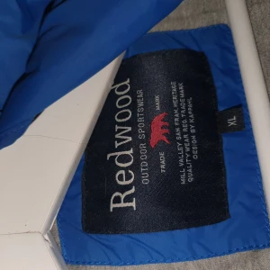 Redwood Jacka höst/vår XL - Redwood Vår/höst jacka i storlek XL. Använd ett fåtal gånger så den är i nyskick. Nypris 1200kr.