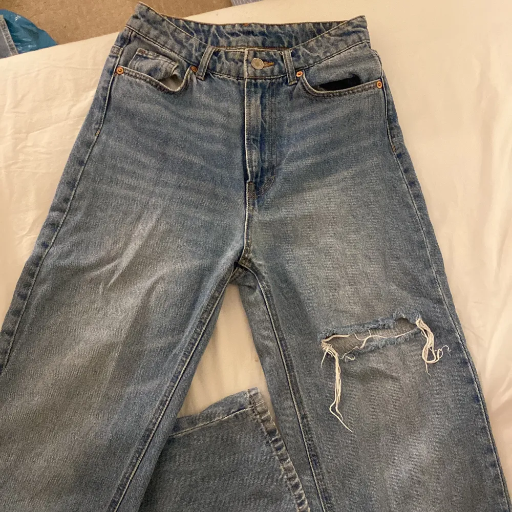 En straight loose high waist denim jeans från H&M 😍knappt använt den. Inga problem med den.Är i storlek 34.  Ordpris 199kr. Jeans & Byxor.