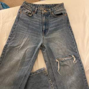 En straight loose high waist denim jeans från H&M 😍knappt använt den. Inga problem med den.Är i storlek 34.  Ordpris 199kr