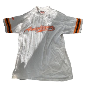 Vintage t-shirt!! Storlek M  - 🧡VINTAGE TSHIRT med tryck!!🧡, unisex. Sitter lite snyggt oversize på mig som är en S. Bra skick. Köpt på humana. 