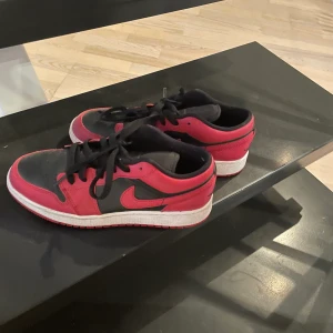 Jordan - Jag säljer röda jordans för 500 kr, ordinarie pris är 1000-2000 kr och dom är nästan oanvända i stl 37-38