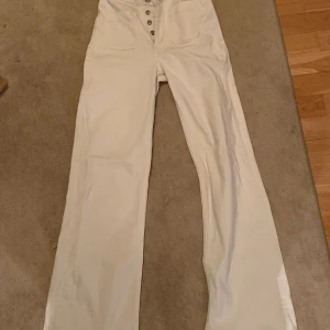 Vita jeans - Wide vita jeans i storlek W26 L32