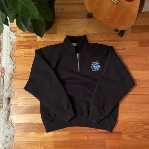 Svart 1/4 Zip Sweatshirt - En svart Subaru motors zip-hoodie. Storlek: XL. Inga defekter eller skavanker. Cond: 8,5/10