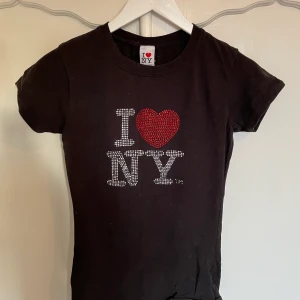 i love ny tröja - I ❤️NY t-shirt!! skulle säga att storleken är S men stretchigt tyg så passar nog XS-M. några rhinestones är borta 