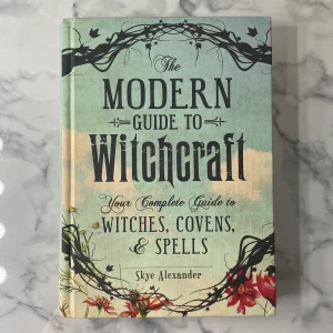 Modern guide to witchcraft  - För höstens alla häxor! Oanvänd bok om häxkonst.