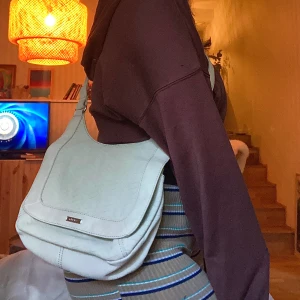 Beige axelväska  - Beige axelväska köpt secondhand säljes pga kmr ej till användning. Bandet kan förlängas så den kan has både som axelväska och crossbody. Frakt tillkommer :)