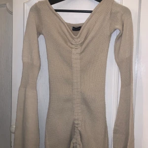 Stickad beige ruched klänning  - Använd en gång.