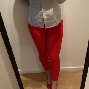 Treggings  - Stilrena röda treggings med hög midja.  Strl S/M.  Stretch.  Hela och rena. Inga anmärkningar.  Rök- och djurfritt hem.  