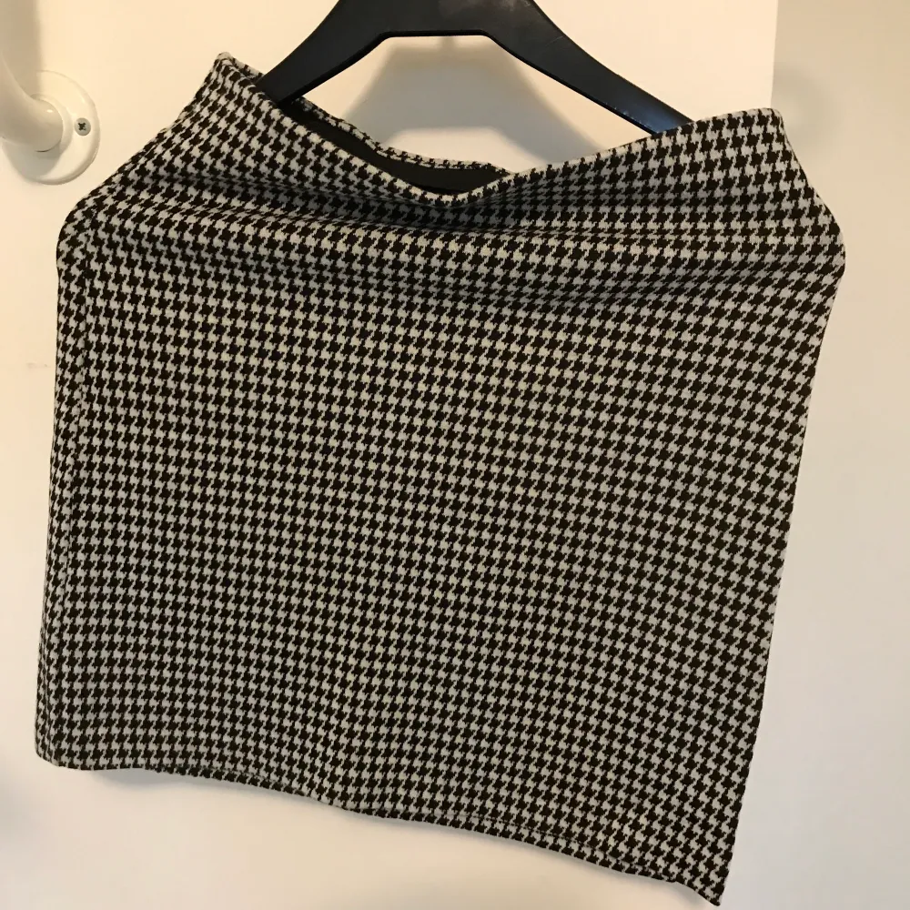 Fin kort strechig kjol från Divided H&M stl xs. Frakt betalas av köparen.. Kjolar.