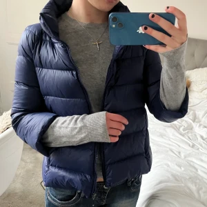 Trekvartsärmad dunjacka!! - Säljer denna dunjacka med trekvartsärmar så fin och även varm så att man kan ha den som vinterjacka❤️