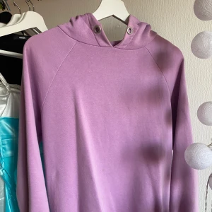 lila hoodie - lila hoodie från gina tricot, snörena har lossnat och har lite sminkfläckar vid kragen men inget som stör! priset är inkl frakt!!
