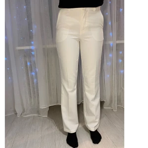 Bikbok kostym - Kostymbyxor från BIKBOK  Använt ENDAST en gång för två år sedan. 