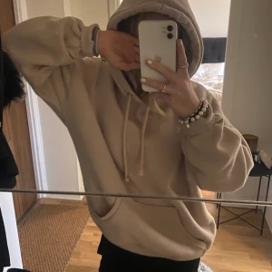Bikbok hoodie  - Säljer denna oversized hoodien från bik bok. Mysig till hösten! Säljer då den inte används:)