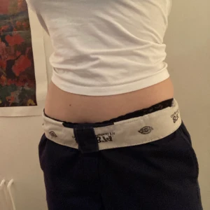 874 dickies - mörkblå dickiesbyxor, de står ingen storlek men skulle säga xs, skriv för fler bilder eller frågor