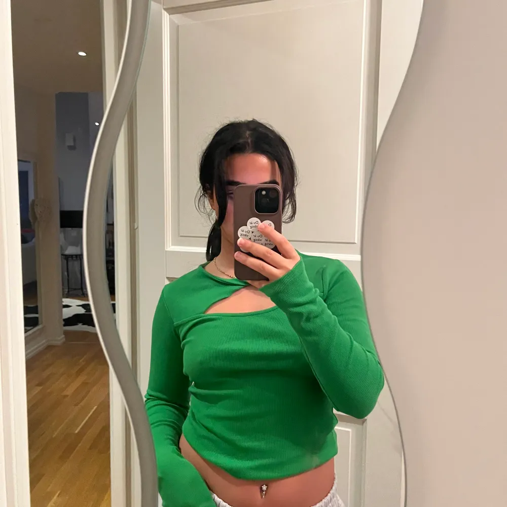Grön tröja från Gina. Tröjor & Koftor.