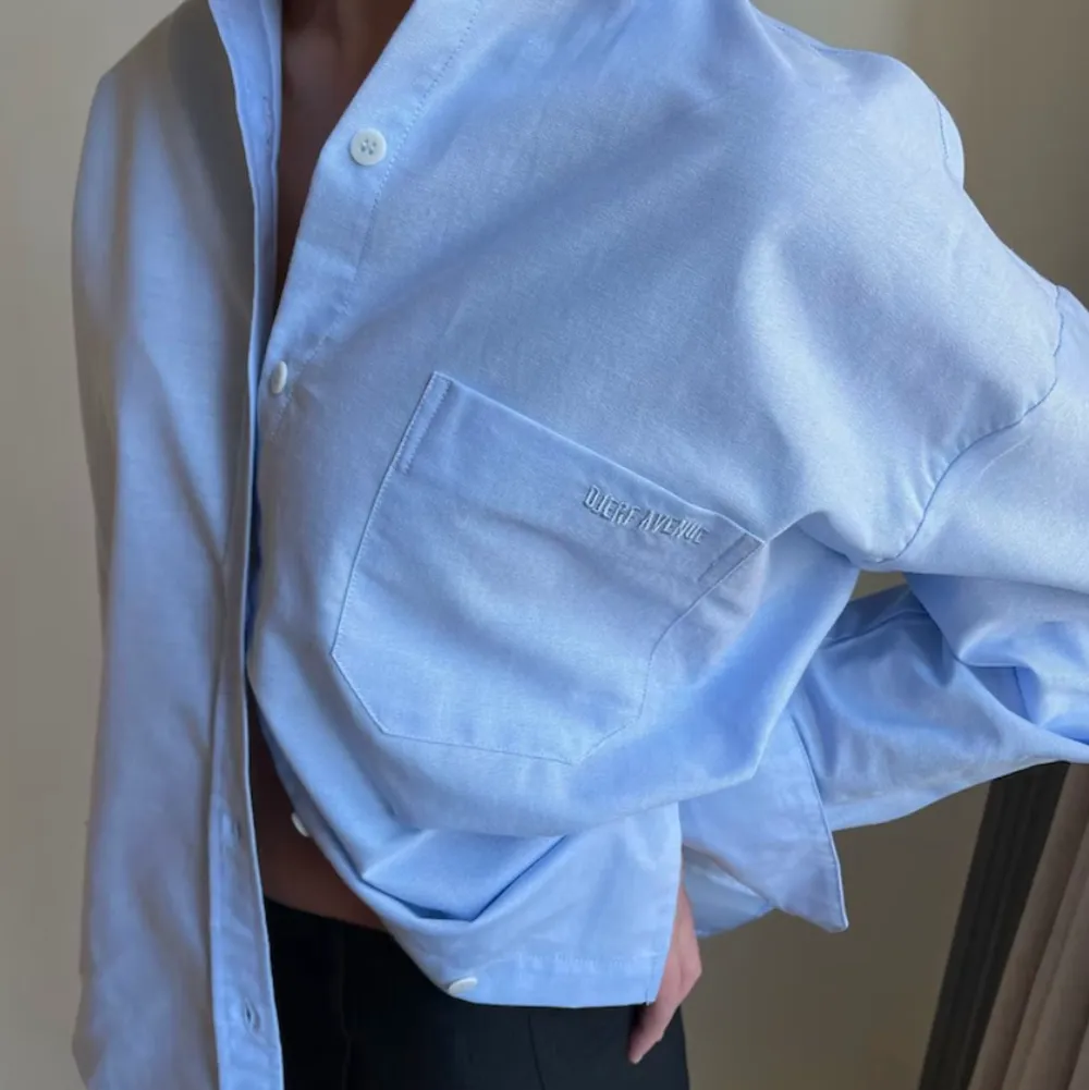Breezy shirt blue i strl S från djerf avenue, säljer då jag aldrig använder den! Har använt ca 3 gånger, den är tvättad och behöver vara styras på, annars i ypperligt skick🫶🫶köpt för 1100. Skjortor.