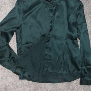 Skjorta  - Skjorta sidentyg oanvänd 