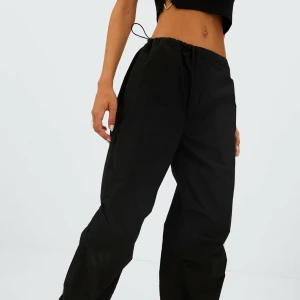 PARACHUTE POPELIN - Säljer dessa parachute popelin träningsbyxor (skulle inte säga att dom används för träning)  från stradivarius, har använt 1 gång pga att det inte riktigt är min stil, dom är i nyskick. Dom har fickor båda bak och fram och midjeresår