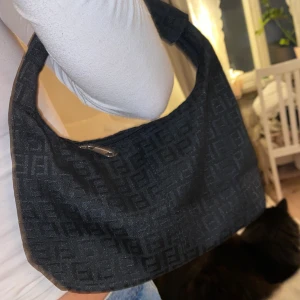 Svart ”fendi” väska  - Handväska köpt den humana liknar Fendi, kommer tyvärr aldrig till användning🥺som ny, buda & kom med frågor💛